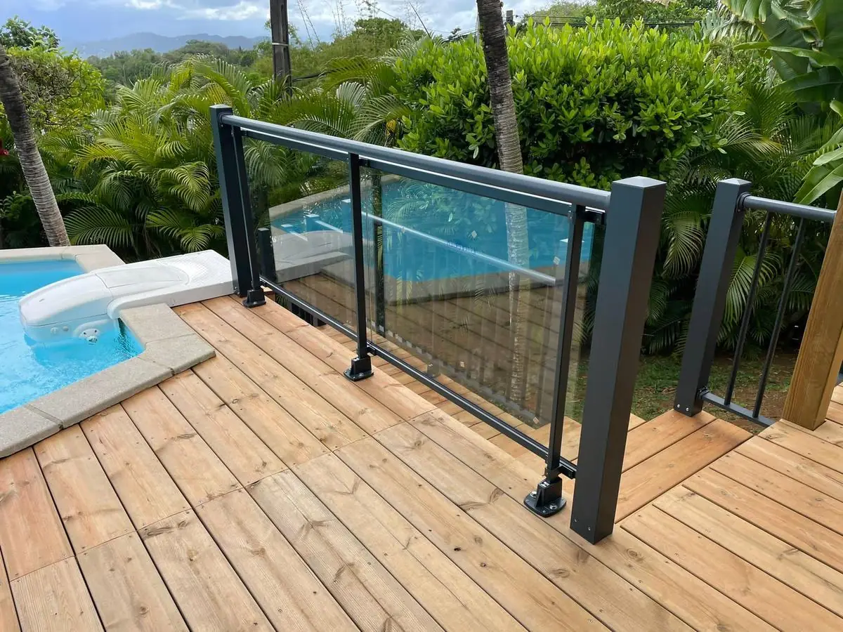 Garde-corps vitré sur deck bois au bord d'une piscine