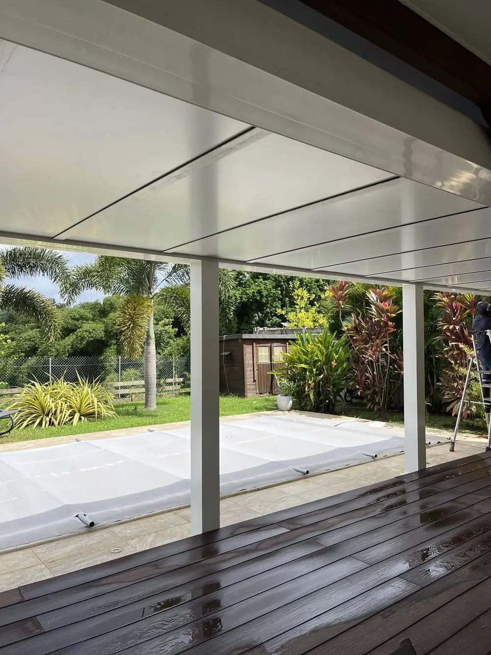 Toiture aluminium au-dessus d'une terrasse en bois