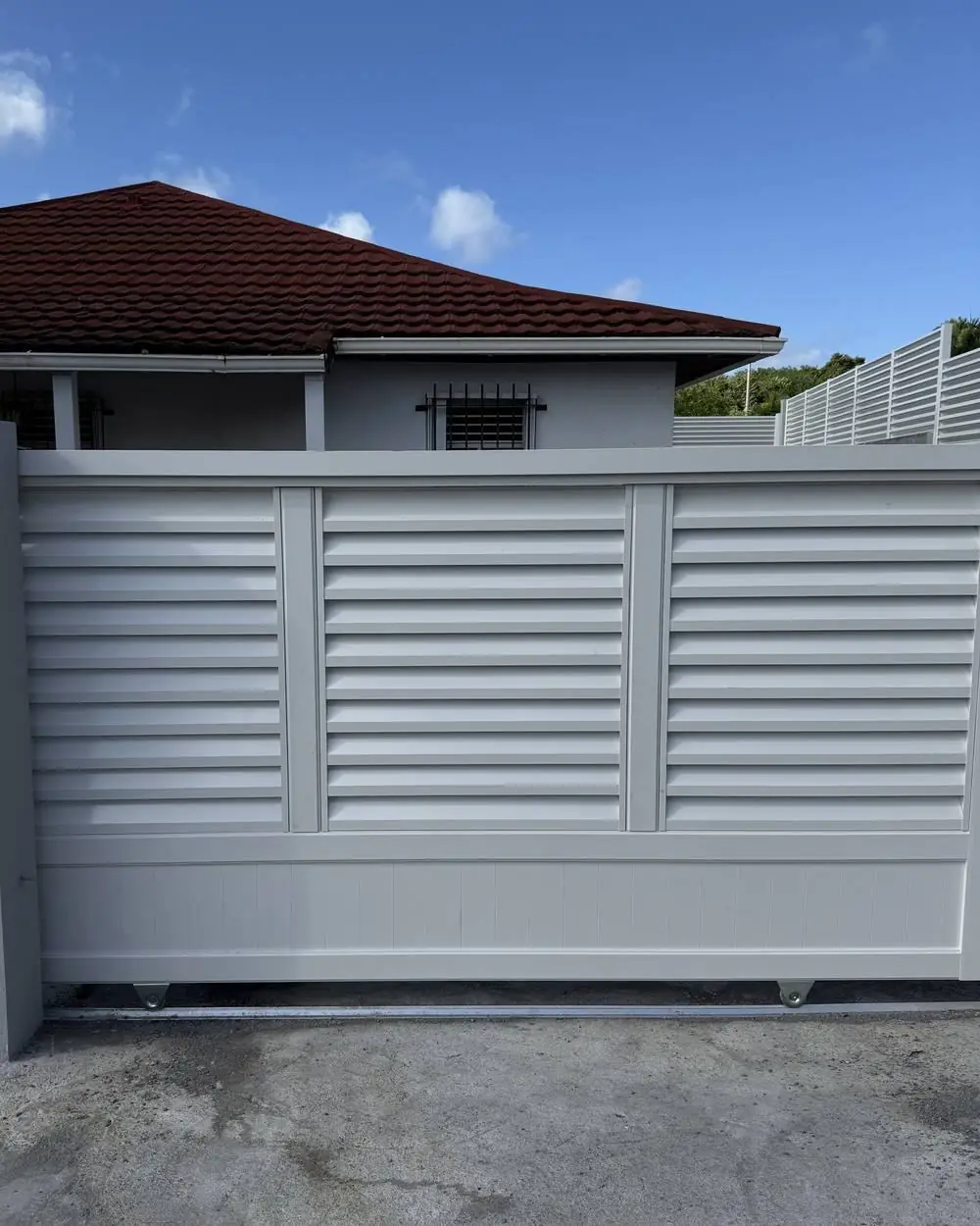 Portail aluminium à ventelles blanches